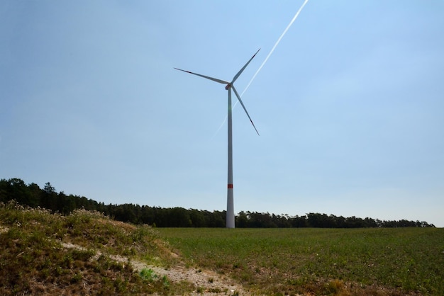 Uma estação de energia eólica ou parque eólico com uma turbina eólica alta para gerar eletricidade Conceito de energia verde