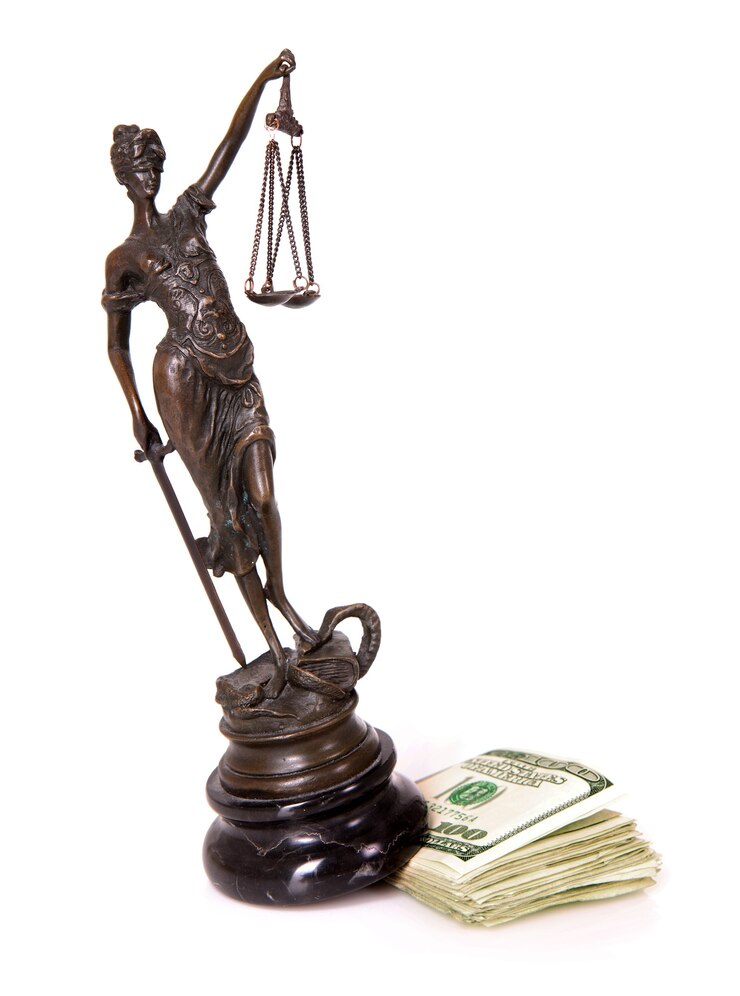 Foto uma estátua de themis sendo deslocada por notas de dólar sobre o branco