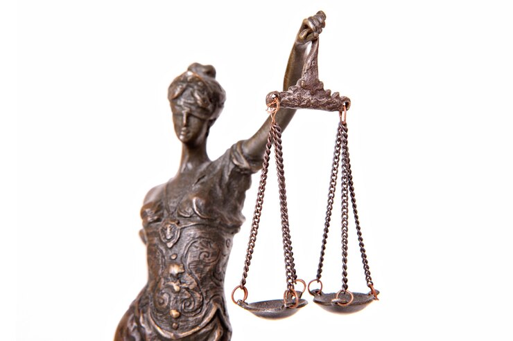 Foto uma estátua de themis sobre o branco