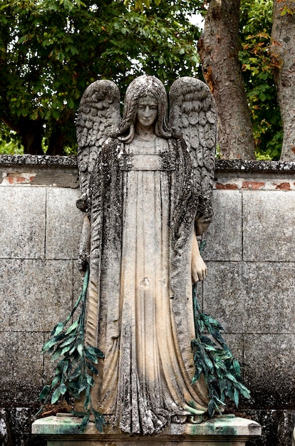 Foto uma estátua de um anjo com a palavra anjo nela