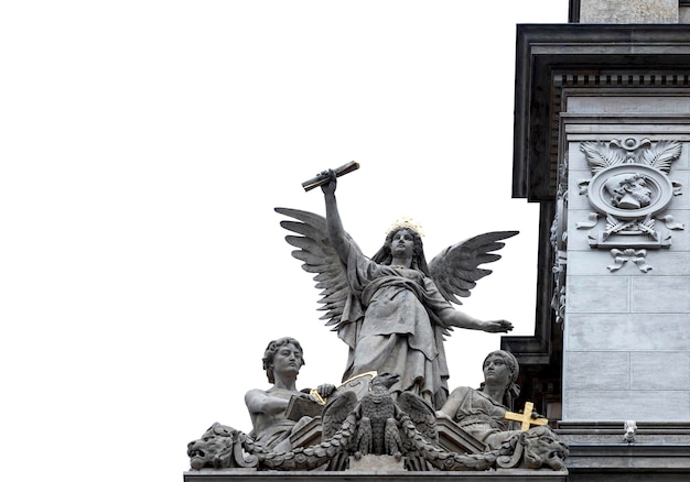 Uma estátua de um anjo com uma espada e uma cruz