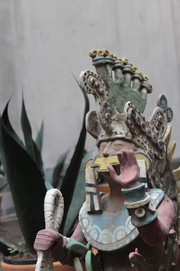 Foto uma estátua de um dragão com uma cauda verde e uma cauda branca.