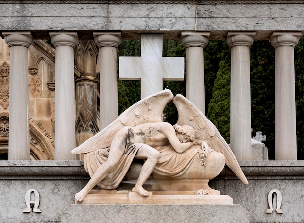 Uma estátua de um homem com asas e uma cruz