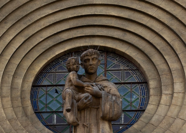 Uma estátua de um homem segurando um bebê