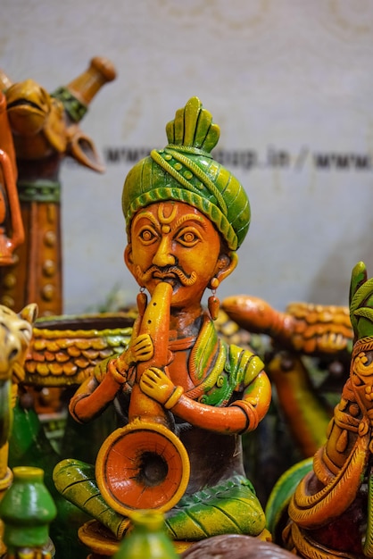 Uma estátua de um homem tocando uma flauta.