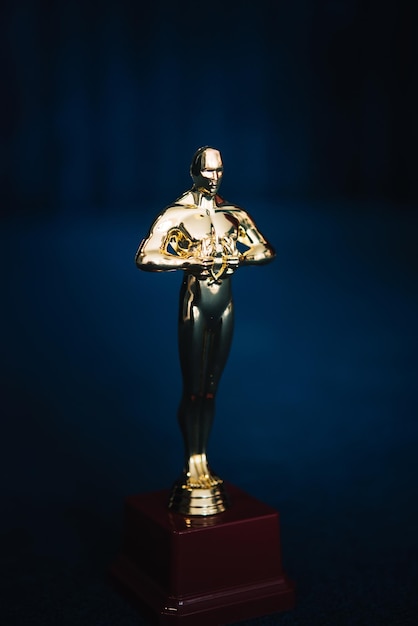 Foto uma estátua de um prêmio do oscar está sobre uma mesa