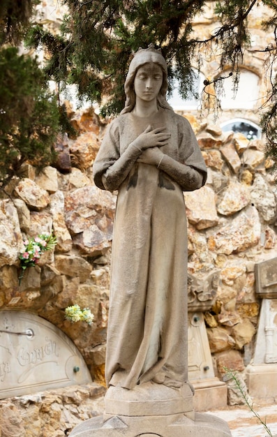 Uma estátua de uma mulher com as palavras 'santa maria' nela