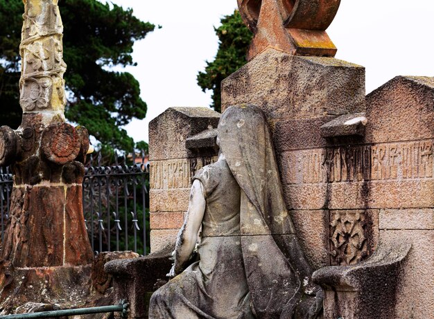 Foto uma estátua de uma mulher com um vestido