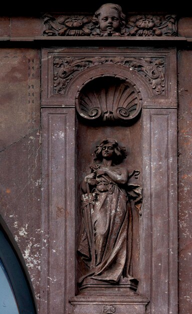 Foto uma estátua de uma mulher com uma flor na cabeça