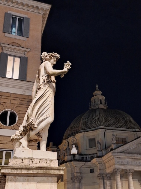 Foto uma estátua de uma mulher na frente de um edifício em roma, itália