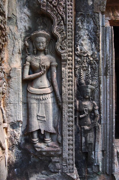 Uma estátua em baixo-relevo da cultura Khmer em Angkor Wat