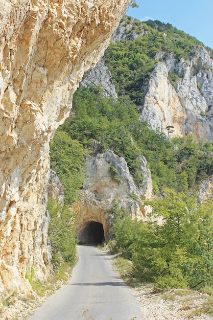 Uma estrada através do túnel no alto das montanhas em montenegro