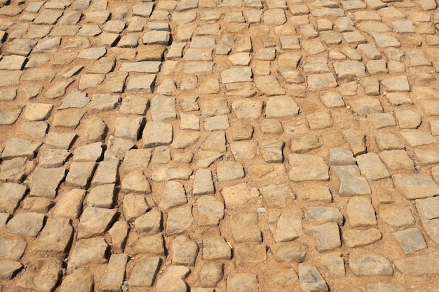 Uma estrada coberta com ladrilhos de granito como pano de fundo