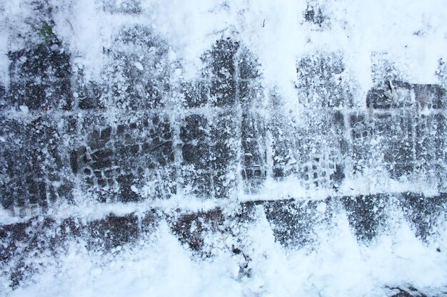 uma estrada coberta de neve e gelo