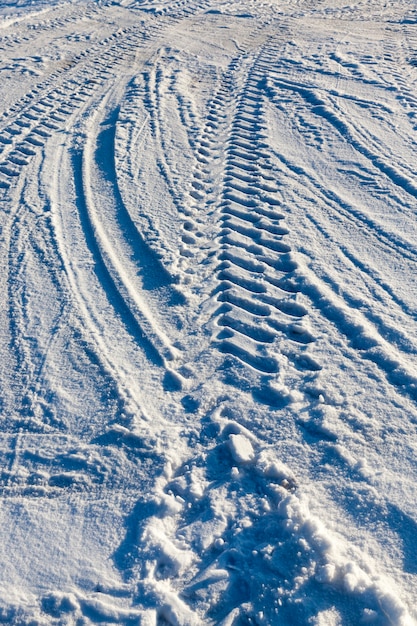 Uma estrada coberta de neve no inverno