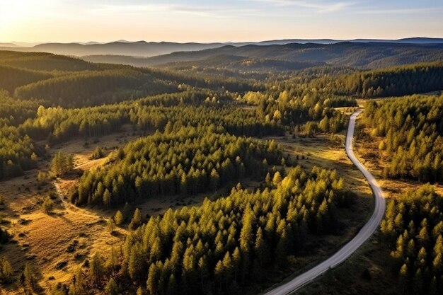 Foto uma estrada com um carro nele e uma estrada no fundo