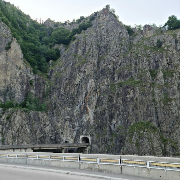 Uma estrada com um túnel e uma montanha