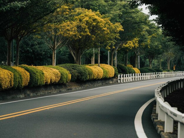 Foto uma estrada com uma cerca branca e uma cerca amarela