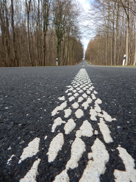 Uma estrada com uma linha branca que diz "marcas de estrada" nela