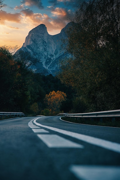 Uma estrada com uma montanha ao fundo montanha de pedraforca