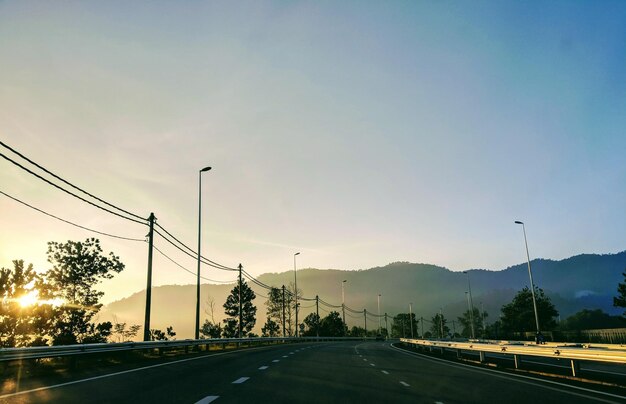 Uma estrada com uma montanha ao fundo