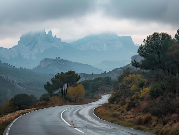 Foto uma estrada com uma montanha ao fundo