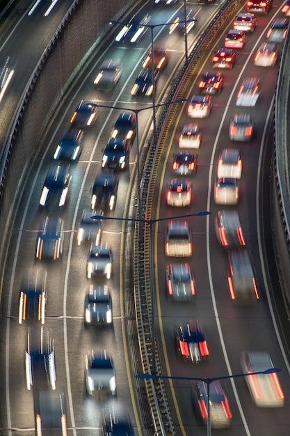 Uma estrada congestionada com tráfego