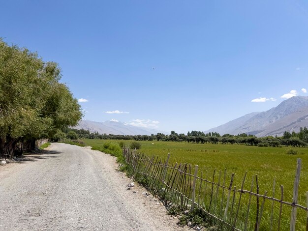 Uma estrada de cascalho na área de Pamir