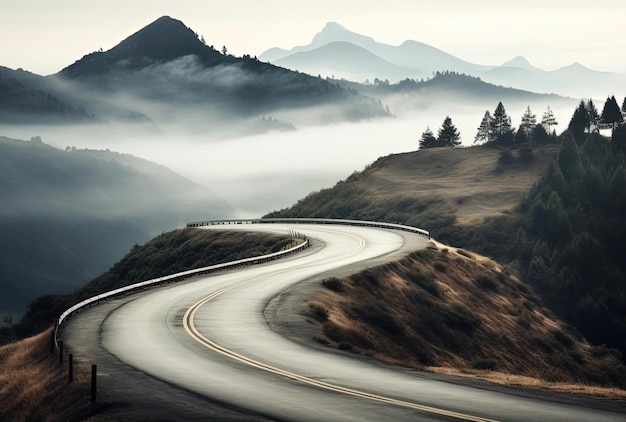 uma estrada de montanha sinuosa e vazia com neblina sobre ela