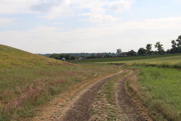 Uma estrada de terra através de um campo