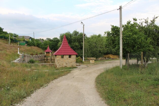 Foto uma estrada de terra com um telhado vermelho