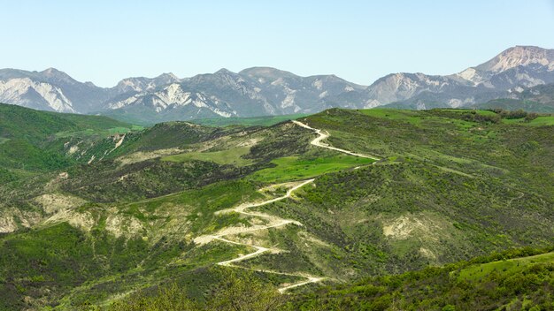 Uma estrada de terra sinuosa na montanha