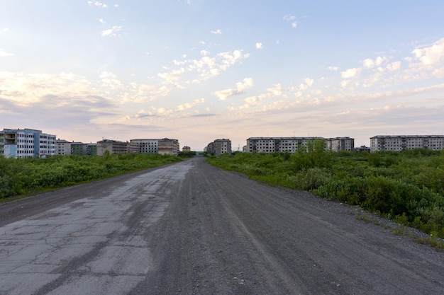 Uma estrada deserta para a cidade fantasma abandonada de Komsomolsky, Rússia