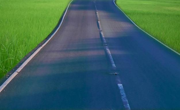 Uma estrada é uma longa estrada para viajar