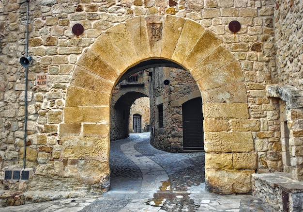 Uma estrada estreita em uma vila histórica e antiga