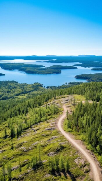 Foto uma estrada leva a um lago cercado por árvores e montanhas