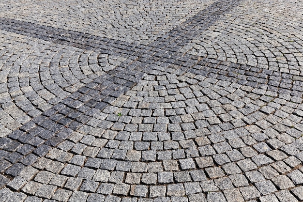 Uma estrada moderna feita de paralelepípedos e pedras