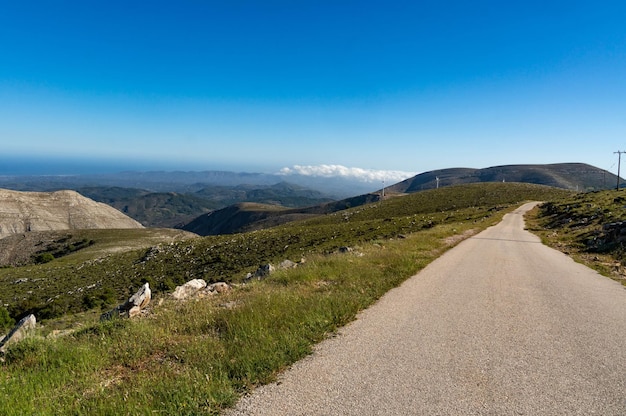 Uma estrada nas montanhas de Rodes com vistas deslumbrantes sobre as colinas circundantes