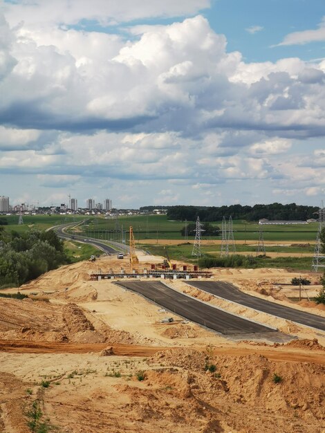 Foto uma estrada que tem um grande prédio ao fundo