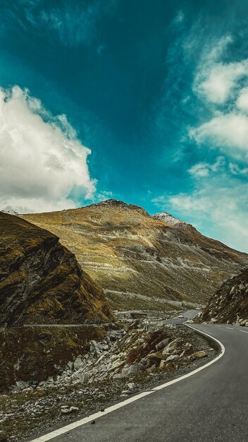 Foto uma estrada que tem uma montanha no shimla