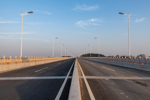 Uma estrada reta levando à distância em uma ponte