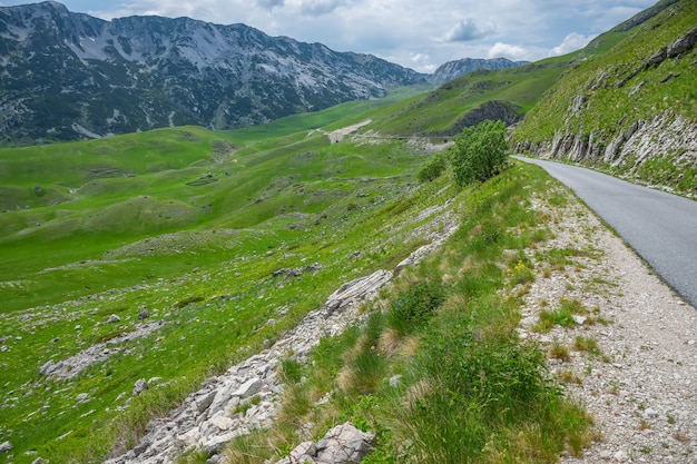 Uma estrada sinuosa atravessa as montanhas pitorescas.