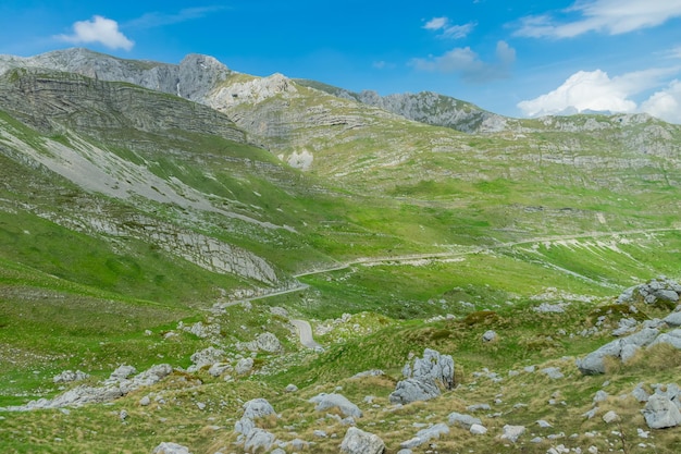 Uma estrada sinuosa atravessa as montanhas pitorescas