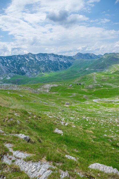 Uma estrada sinuosa atravessa as montanhas pitorescas