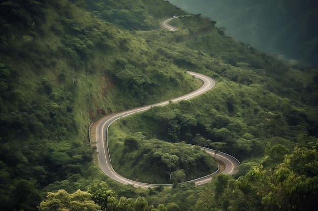 Uma estrada sinuosa nas montanhas com uma colina verde ao fundo.