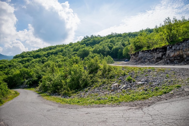 Uma estrada sinuosa serpenteia ao longo da montanha