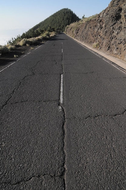 Uma estrada solitária no deserto em Tenerife, Espanha