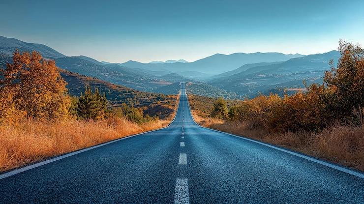 Uma estrada vazia que se estende para a distância sem carros ou pessoas Em ambos os lados da estrada estão