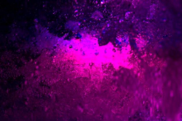 Uma estranha água roxa .