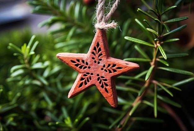 uma estrela marrom pendurada de uma árvore com uma decoração de madeira sobre ela